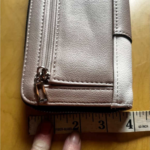 GUESS COLOR BLOCK NOELLE ZIP AROUND WALLET CLUTCH - Picture 9 of 10